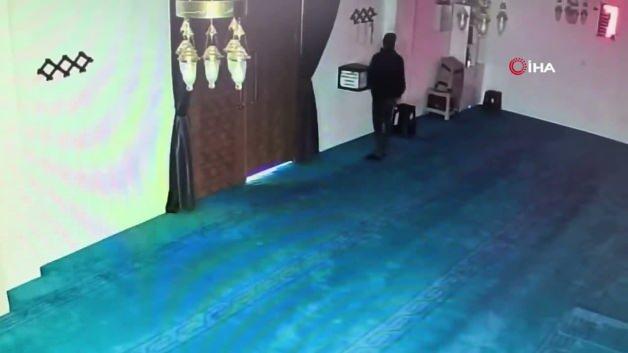 Bursa'da bir caminin yardım kutusunun kaldırım taşıyla kırıldığı anı gösteren güvenlik kamerası görüntüsü.