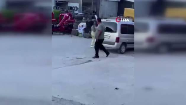 Afyonkarahisar'da bir kadının sevgilisinin aracına ve tamirhane dükkanına çekiçle saldırdığı olaydan bir görüntü.