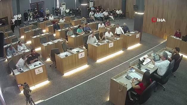 Toroslar Belediyesi meclis salonunda yaşanan gergin anlar