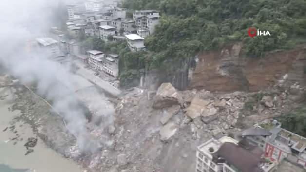Çin'in Chongqing kentinde heyelan sonrası yıkılan evler ve dükkanlar.
