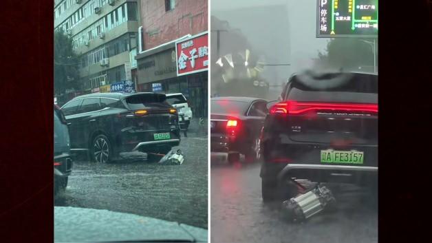 Seyir halindeki elektrikli aracın motorunun yerinden koparak yola düştüğü an.