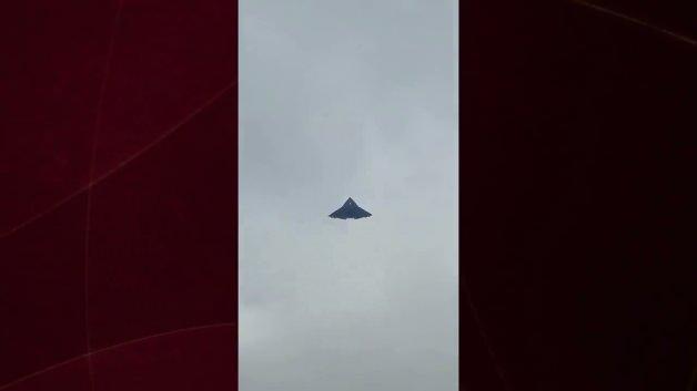 Çin'in altıncı nesil savaş uçağı J-36'nın test uçuşu sırasında çekilmiş görüntüsü.