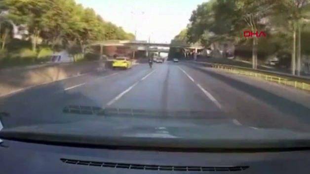 Esenler'de meydana gelen zincirleme trafik kazasında 5 araç birbirine girdi.