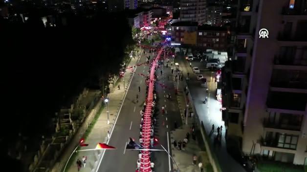 Esenler'de 15 Temmuz şehitleri için düzenlenen anma programında 253 metrelik dev Türk bayrağı taşınıyor.