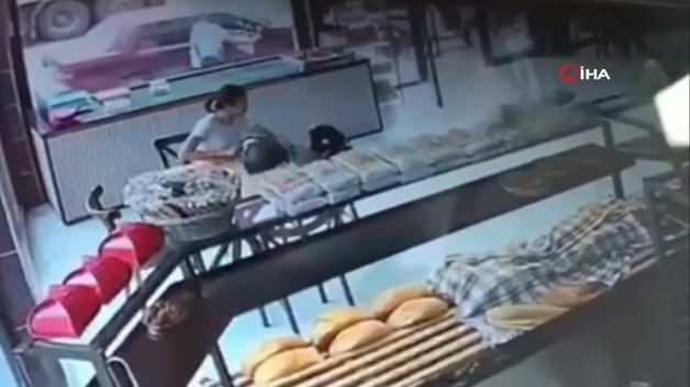 Eskişehir'de bir fırında müşteri gibi davranan bir kadın, çayına şeker attıktan sonra masadaki şekerliği çalarak kayıplara karıştı. Güvenlik kameraları olayı kaydetti.