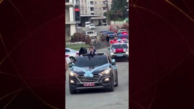 Giresun’da anlamlı sünnet merasimi: Vali Koç şehit yeğenlerinin heyecanına ortak oldu Giresun’da anlamlı sünnet merasimi: Vali Koç şehit yeğenlerinin heyecanına ortak oldu