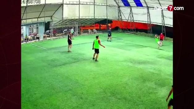 Antalya'da halı saha maçında çekilen röveşata golü görüntüsü.