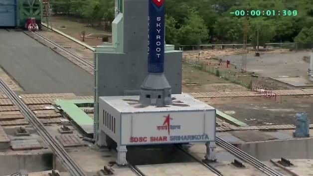 Hindistan'ın özel sektör tarafından geliştirilen ilk yörünge roketi Vikram-S'in uzaya fırlatılma anı.