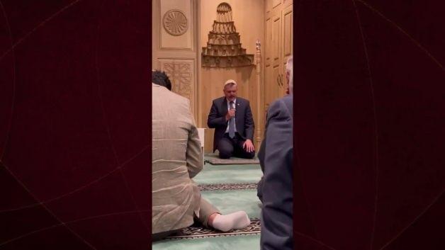 İçişleri Bakanı Mustafa Çiftçi TBMM Mescidi'nde Yatsı Namazı Kıldırırken