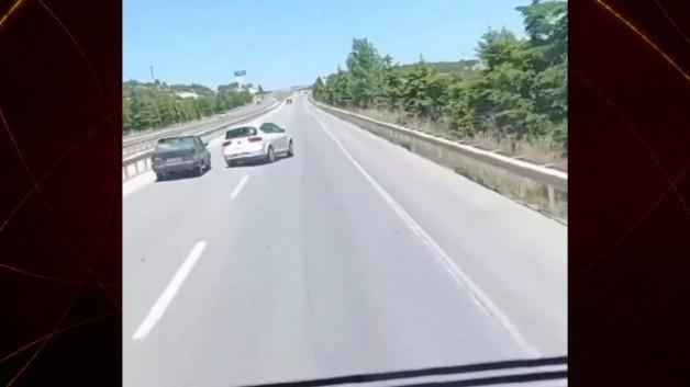 Mersin'de bir akaryakıt istasyonundan çıkan otomobilin aniden sol şeride kırması güvenlik kamerasına yansıdı.