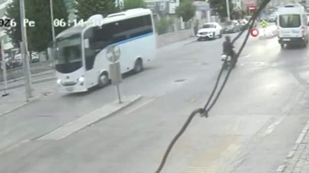İzmir'de motosiklete çarpan otomobilin kaçtığı anı gösteren güvenlik kamerası görüntüsü.