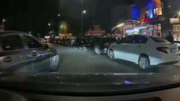 Fatih'te trafikte yol kesen ve araç kamerası yüzünden ters yönde kaçan sürücünün otomobili.