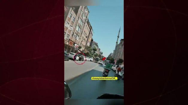 İstanbul'da telefonla konuşarak yola çıkan bir yayaya otomobilin çarptığı kaza anı.