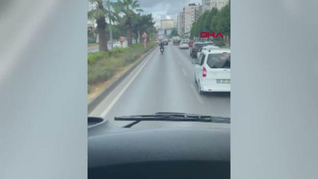 Samsun'da bir motosikletli kuryenin itfaiye aracına yol açmak için trafiği uyardığı an.