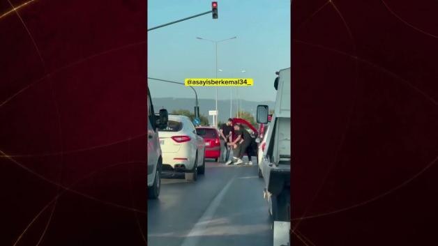Bursa'da bir grup tarafından darbedilen genç, baygın halde yol kenarına bırakıldı.