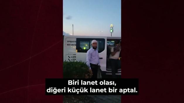 Polonya'da bir otoparkta namaz kılan Müslümanlara ırkçı saldırı.