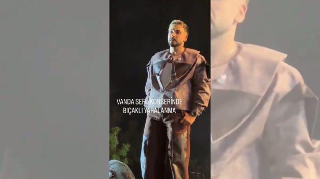 Sefo konserinde bı&ccedil;aklı kavga &ccedil;ıktı! Sahneden ambulans &ccedil;ağırdı