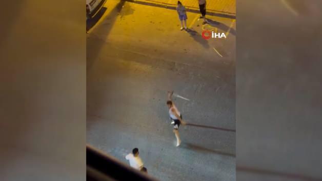 Esenyurt'ta çıkan kavgada kılıçların kullanıldığı anı gösteren temsili görsel.
