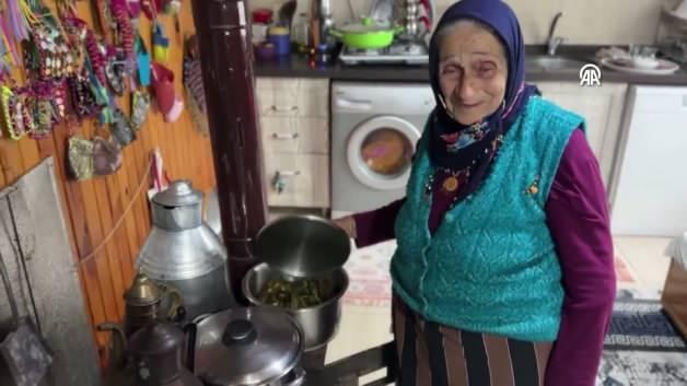 Trabzonlu Selfinaz Nine örgü örerken