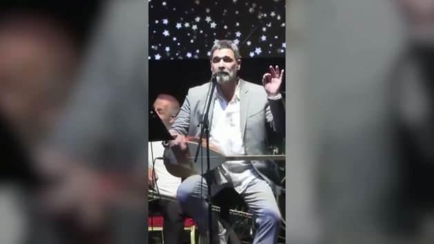 Sanatçı Uğur Işılak konuşma yaparken