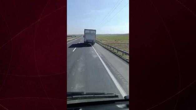 Şanlıurfa'da direksiyon başında uyuyakalan kamyon sürücüsünün korna sesiyle uyandığı anın kameraya yansıyan görüntüsü.