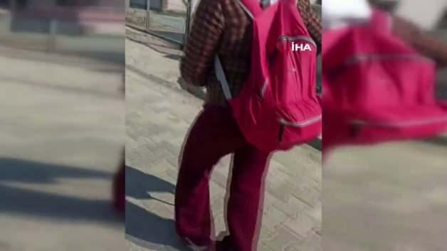 Yaralı bir leylek evde tedavi ediliyor.