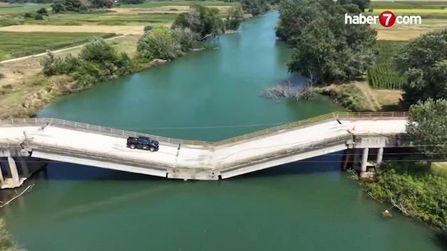 Yunanistan'da Pineios Nehri üzerinde bulunan ve çökmüş durumdaki Palaiopyrgos Köprüsü'nden geçen bir araç.