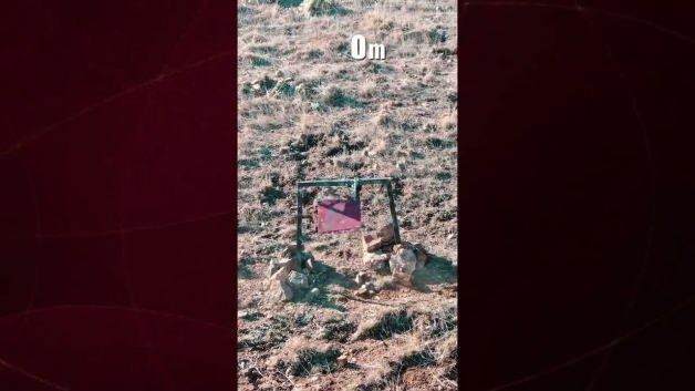 JÖAK keskin nişancılarının 950 metreden tek atışla hedefi vurduğu anı gösteren eğitim görüntüsü.