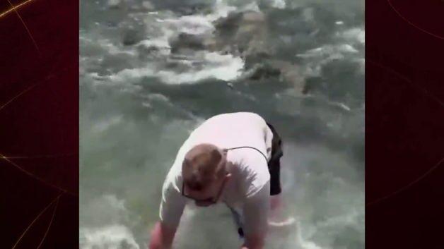 Rus turist denizde akıntıya kapılan küçük bir kızı kurtarıyor.