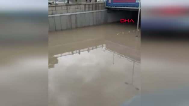 Ankara'da sel sularına kapılan motosikletler
