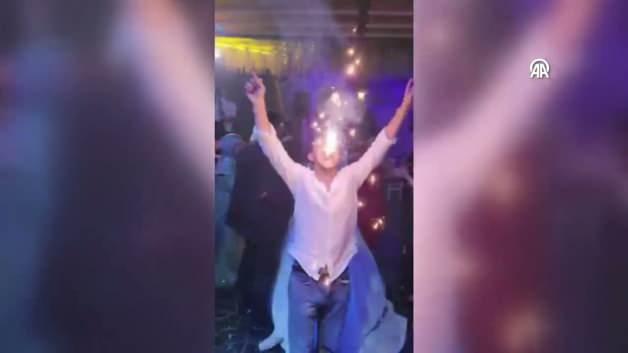 Ankara'daki bir düğünde elindeki meşaleyi ağzına alan bir gencin yüzünde meşalenin patladığı anın görüntüsü.