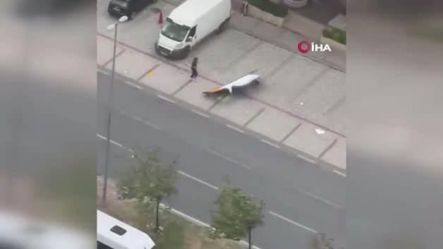 Avcılar'da fırtına nedeniyle kopan reklam panosu bir vatandaşın üzerine düştü.