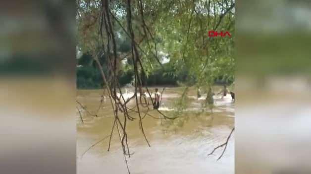 Aydın'da nehir kenarında akıntıya kapılan iki kişinin güvenlik kamerası görüntüleri.