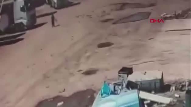 Silopi'de başıboş köpeklerin saldırdığı bir çocuğun babası ve amcası tarafından kurtarılma anı.