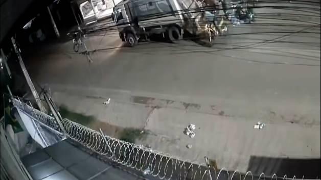 Brezilya'da kamyona arkadan çarpan motosikletin kaza anı