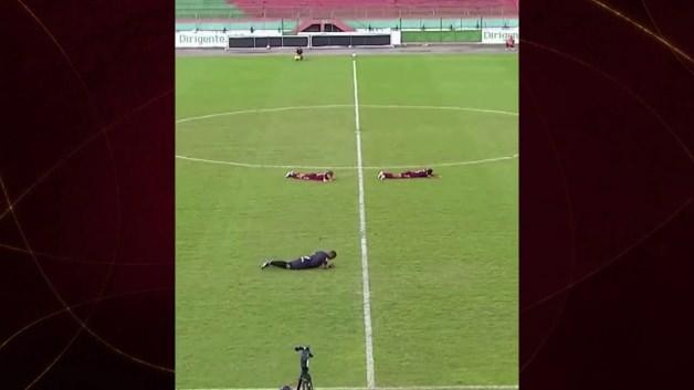 Brezilya'da bir futbol maçında arıların sahayı istila etmesi