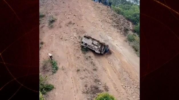 Çin'de dik bir yamaca tırmanmaya çalışan arazi aracının taklalar atarak aşağı yuvarlanması.