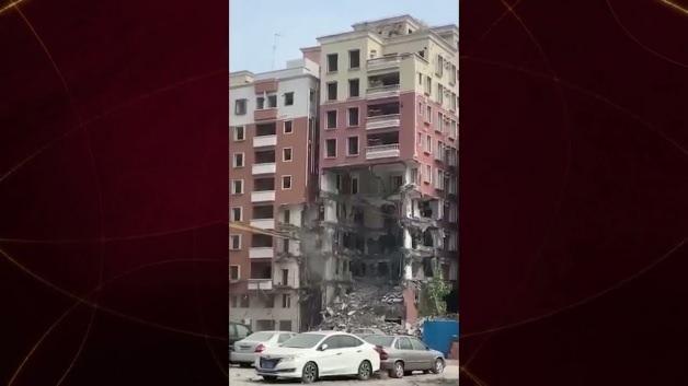 Çin'de yıkım sırasında devrilen bina park halindeki araçların üzerine çöktü.