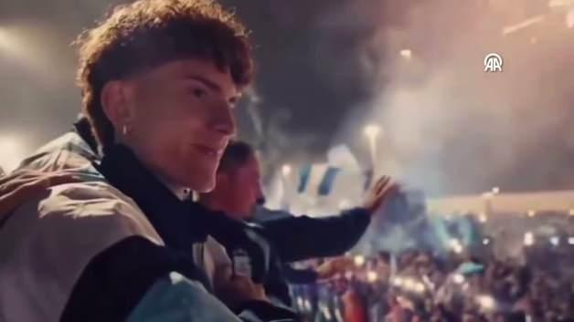 Arjantin Milli Takımı oyuncuları, 2026 FIFA Dünya Kupası sonrası Buenos Aires'te taraftarları selamlıyor.