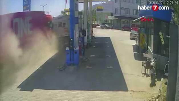 Denizli'de arı sokması sonucu kontrolden çıkan tırın park halindeki tıra çarptığı kaza yerinden görüntü.