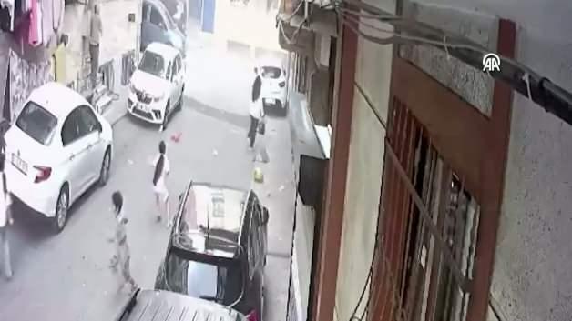Esenler’de sokakta oynayan çocuklar, uçan çatının altında kalmaktan son anda kurtuldu