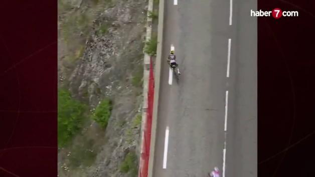 Fransa'daki bisiklet yarışında bir sporcunun uçurum kenarında güvenlik ağına takıldığı an.