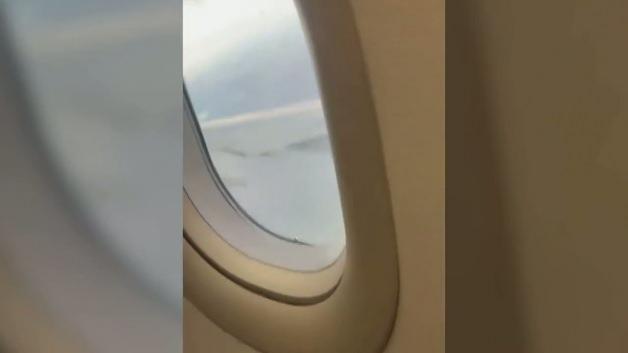 İstanbul semalarında fırtınaya yakalanmış bir yolcu uçağı silüeti.