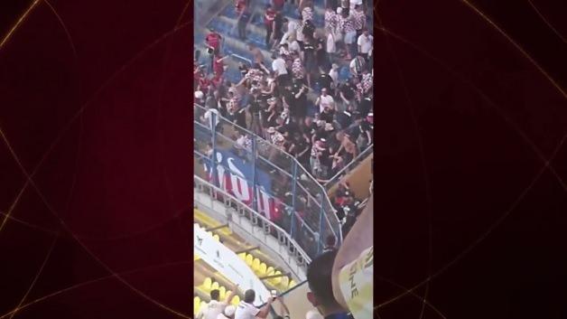 Polonyalı taraftarların Türk polisine saldırdığı anın görüntüsü.