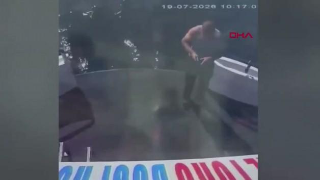 Haliç'te köprü ayağına çarpan tur teknesi ve denize düşen personel.