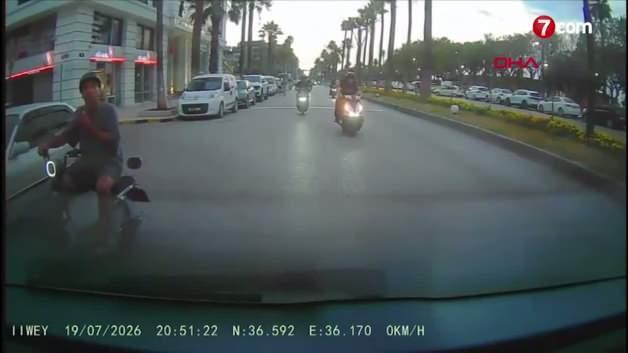 Hatay'ın İskenderun ilçesinde yaya geçidinden scooter ile karşıya geçmeye çalışan çocuğa motosiklet çarpıyor.
