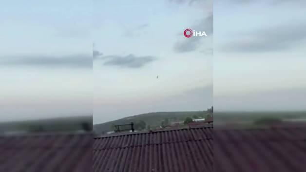 Bursa'da yamaç paraşütüyle havalanan pilotların zeytinliğe inişi.