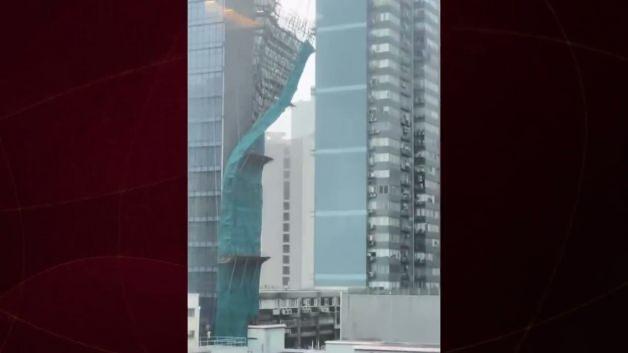 Hong Kong'da şiddetli fırtınanın yıktığı dev inşaat iskelesi