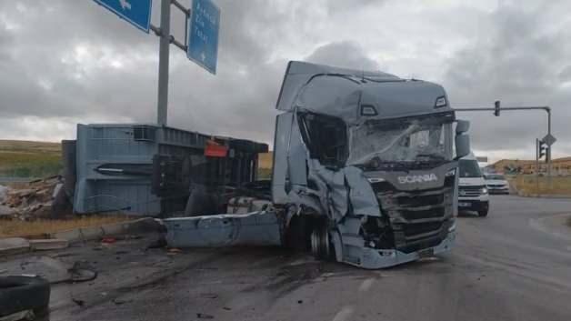 Çorum'da iki TIR'ın karıştığı trafik kazası güvenlik kamerasına yansıdı.