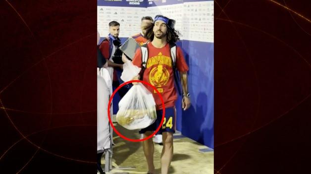 Marc Cucurella elinde çöp poşetiyle görülüyor